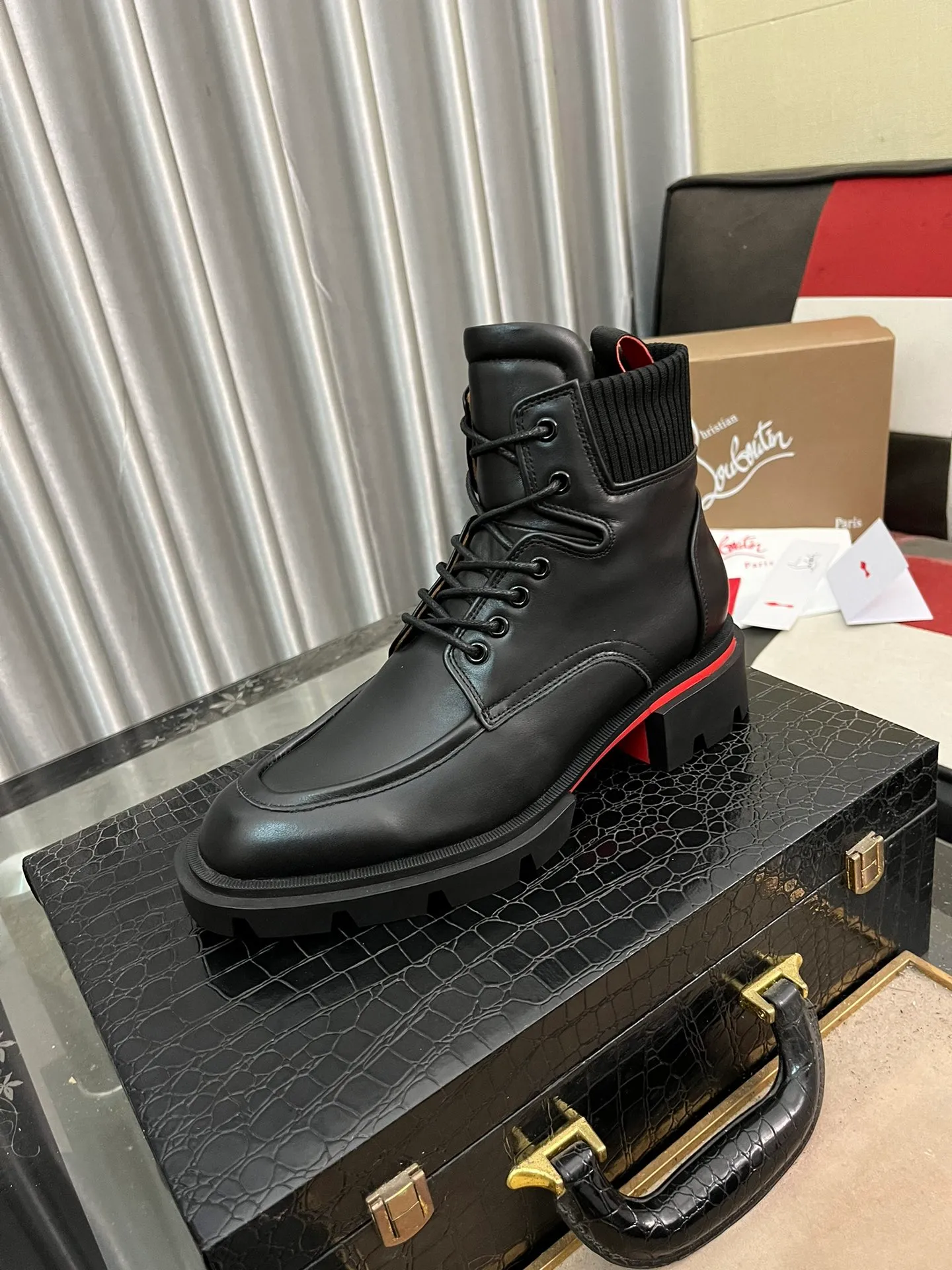 Men's shoes 💰880⌚️⌚️CL New formal leather shoes Christia* Loubouti* Red-soled shoes GREGGO men's Oxford shoes Made of imported cowhide/glossy patent leather/stitched contrasting high silk suede. Three-section toe design. Iconic red outsole, the ultimate personalized shoe. Original color cowhide lining. Original Italian leather outsole; fine workmanship brings you a luxurious experience. With its neat silhouette and straightforwardness, GREGGO men's Oxford shoes are Oxford shoes born for city roaming. The elegant lines and classic silhouette exude eternal charm. The black patent leather material is exquisite and eye-catching, adding a sense of luxury to the overall look. The slender toe design is full of elegance, and matched with closed shoelaces of the same color, the sophistication is invisible. The slim sole design provides the shoes with a light foot feel, elegant steps, and a refined and elegant look. Shows outstanding texture.  Standard leather shoe size: 38-44